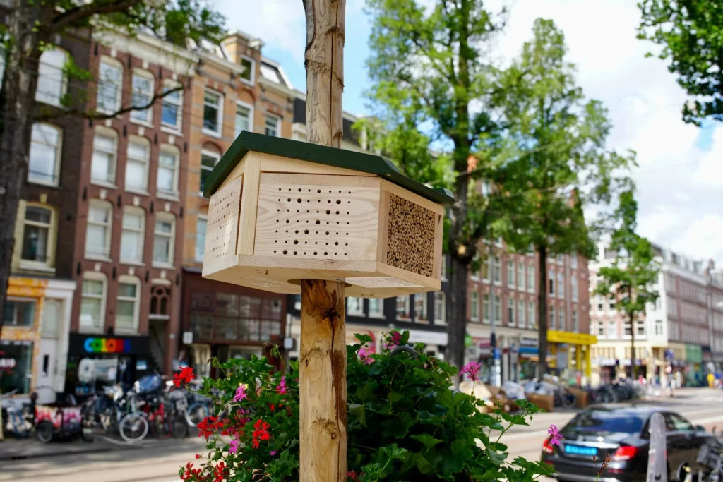 Voorbeeld BeeGrateful bijenhotel in het straatbeeld
